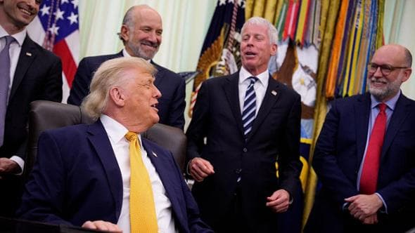 Trump ironizza sul premier britannico dimissionario Keir Starmer: “Non era Winston Churchill”